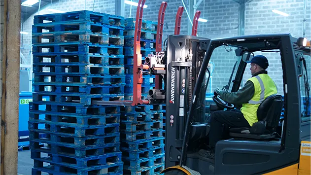 Enlèvement et transport de palettes